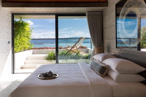 苏梅岛Kerem Luxury Beachfront Villas的一间卧室设有一张大床和大窗户