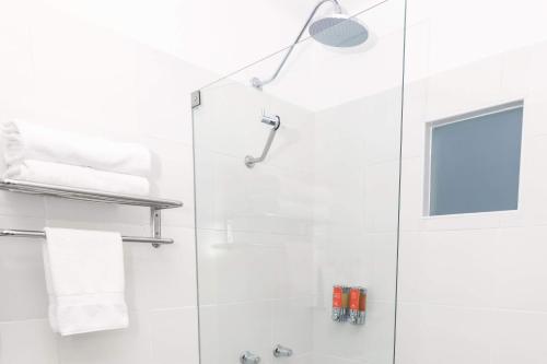 库斯科库斯科大教堂标准卡萨安迪娜酒店的带淋浴和盥洗盆的白色浴室