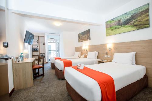 库斯科库斯科大教堂标准卡萨安迪娜酒店的酒店客房配有两张床和一张书桌