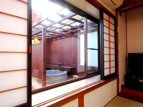安昙野市Hotakajo的带浴缸的客房内的窗户