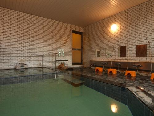 大町市Guest Room Furusatomura Kogeikan的设有带游泳池的浴室。