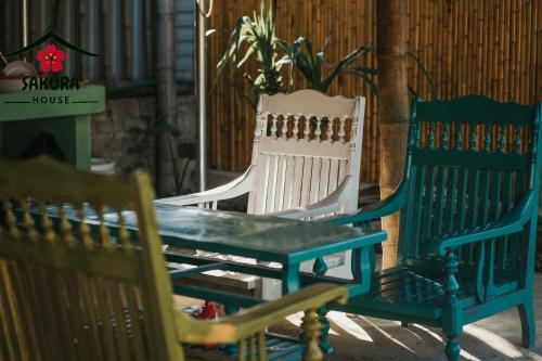 木州县SAKURA House - Vườn Đào的两把椅子和一张桌子以及一张桌子和椅子
