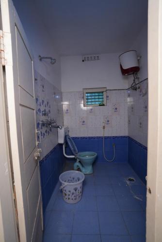 维沙卡帕特南Feel Like Home Rkbeach的浴室设有蓝色的卫生间和水槽。
