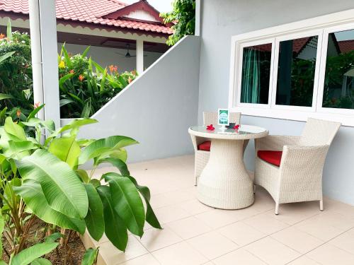 珍南海滩兰卡威尚提科酒店的庭院配有桌椅和植物