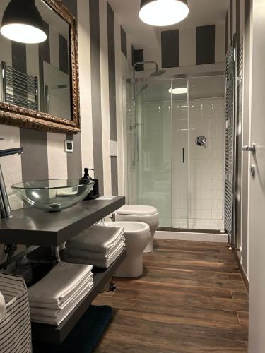 博洛尼亚charming new loft的一间带玻璃水槽和卫生间的浴室