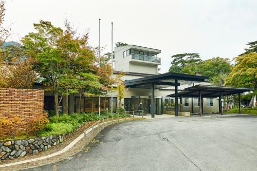 那须盐原市KAMENOI HOTEL Shiobara的街道上两座楼阁的建筑