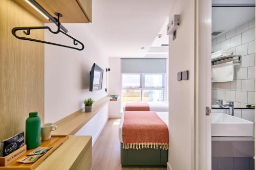 香港South Nest的卧室配有床和盥洗盆