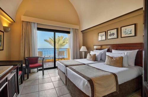 考拉亚湾贾兹拉玛雅度假村的酒店客房设有一张床和一个阳台。