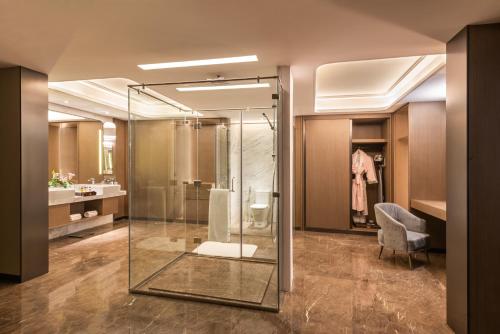 哈萨Braira Al Ahsa的一间带玻璃淋浴和水槽的浴室