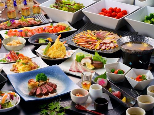 别府Grandvrio Hotel Beppuwan Wakura - ROUTE INN HOTELS -的自助餐,餐桌上有许多不同类型的食物