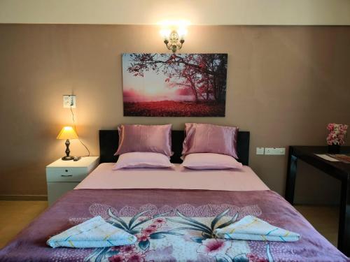 拉瓦萨市Portofino的一间卧室配有一张床,上面有两条毛巾