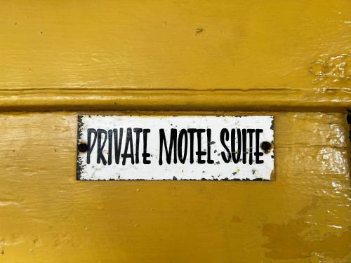 贝利Coolangatta Estate Shoalhaven Heads的木门上的标志,用来读私人噪音班车