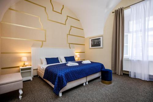 瓦尔季采Zámecký Hotel ANTON FLORIAN的酒店客房设有床和窗户。