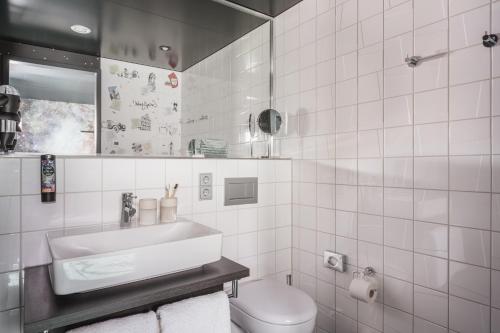 辛德尔芬根the niu Star的白色的浴室设有水槽和卫生间。