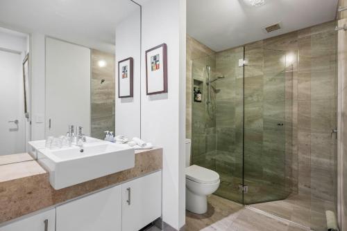 芬戈Relax at 54的浴室配有盥洗盆、卫生间和淋浴。