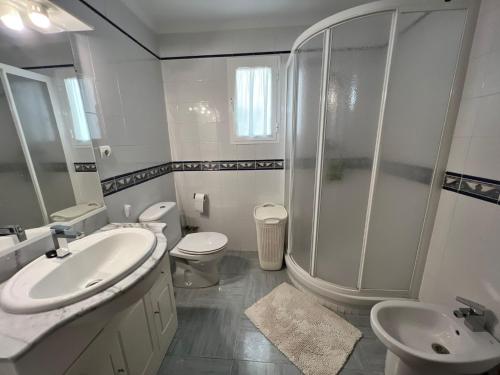 马拉加HABITACIÓN con baño uso privado CENTRO Málaga.的带淋浴、两个卫生间和水槽的浴室