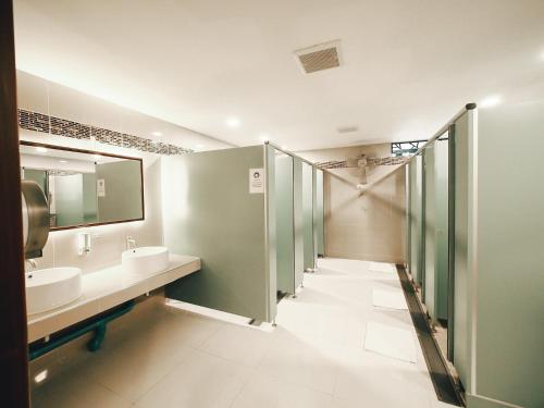北冲More than Sleep Hostel Pak Chong-Khao yai的浴室设有2个水槽和2面镜子