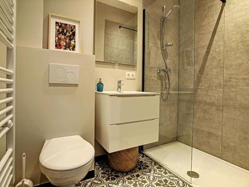 鲁汶Nieuw appartement in Leuven centrum!的浴室配有卫生间、盥洗盆和淋浴。