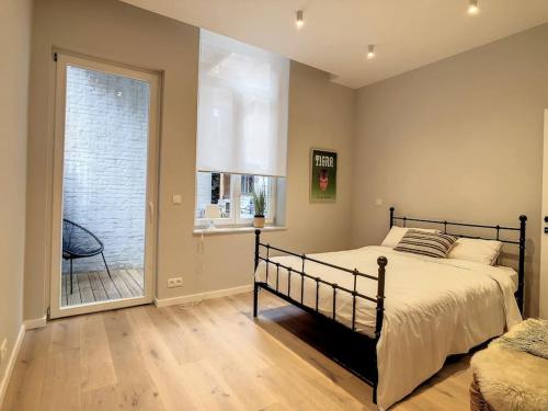 鲁汶Nieuw appartement in Leuven centrum!的一间卧室设有一张床和一个大窗户