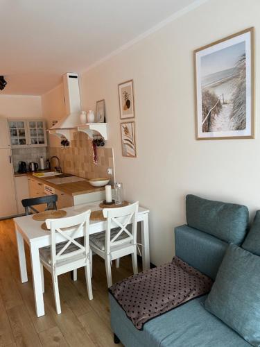 贡斯基Sea & Home的厨房以及带桌子和沙发的客厅。