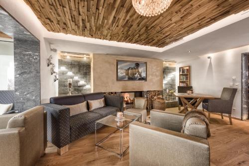蓬高圣约翰唐纳霍夫阿尔卑斯生活方式酒店的带沙发和壁炉的客厅