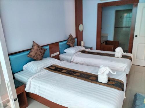 卡塔海滩La Piccola Kata的酒店客房,设有三张床和镜子