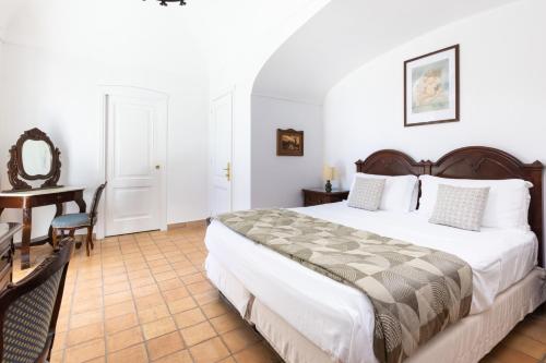 圣安格塔苏德格尔夫欧亚希奥林匹亚黎莱斯酒店的一间卧室配有一张床、一张桌子和一张书桌