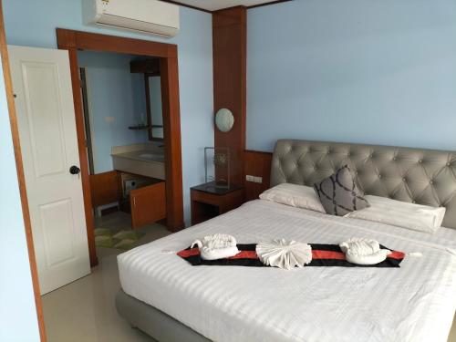 卡塔海滩La Piccola Kata的一间卧室配有一张床,上面有两条毛巾