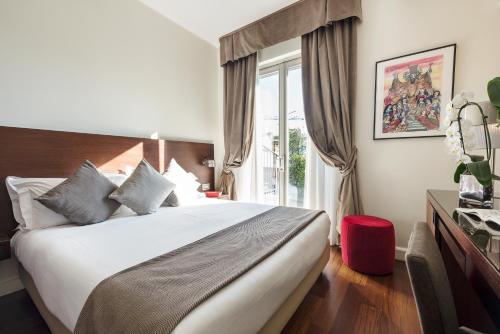 米兰米兰斯伽拉酒店的酒店客房设有床和窗户。