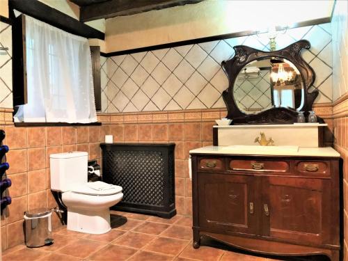 圣保La Casa dels Poetes的一间带卫生间、水槽和镜子的浴室