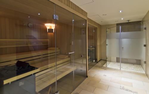 林登贝格瓦尔德西酒店的浴室设有玻璃步入式淋浴间