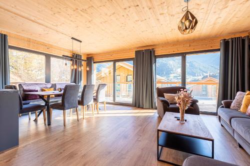 施泰纳赫布伦纳Bergeralm Chalets by ALPS RESORTS的客厅配有沙发和桌椅