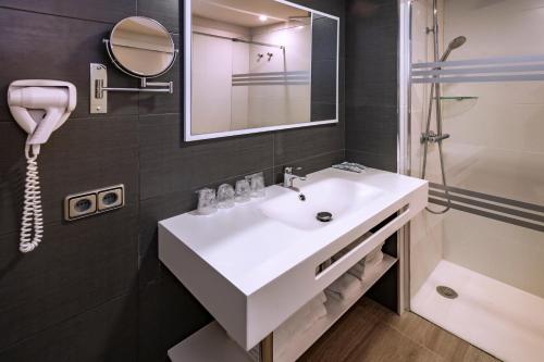 马尔格莱特德玛托皮克公园酒店的浴室配有白色水槽和淋浴。