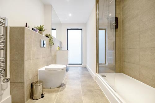 剑桥Tailored Stays - Central Cambridge, Lacon House的一间带卫生间和淋浴的浴室