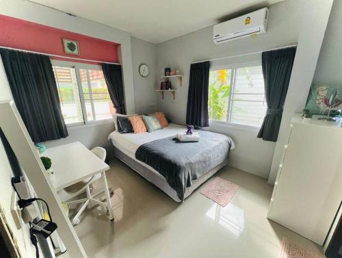 苏梅岛Holiday house near Lamai with swimming pool. 2 bedrooms的卧室配有一张床、一张书桌和窗户。