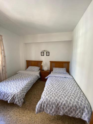 艾法奇Calpe Mar y Playa的小型客房配有两张床,