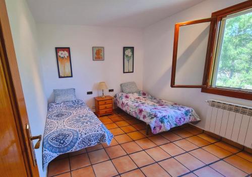 MarganellCasa Donaire, alojamiento turístico的一间设有两张床的客房和墙上的镜子