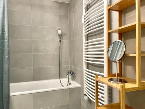 NivyCentral Stay的带淋浴和镜子的浴室
