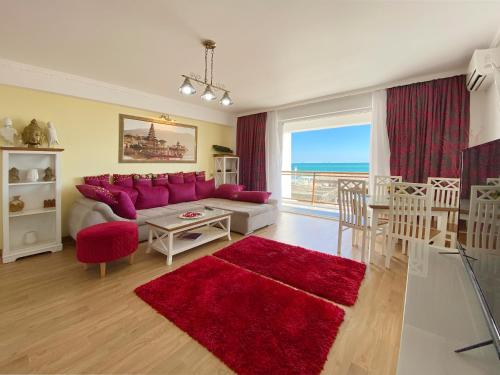 艾福雷诺德精品城堡公寓式酒店的客厅配有红色沙发和红色地毯
