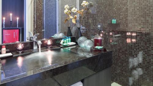 杰里科科拉艾森扎酒店的浴室设有水槽和带蜡烛的淋浴。