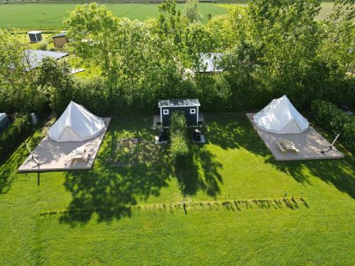 坎珀兰Groot Middenhof的草地上两个帐篷的顶部景色