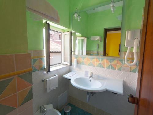 乌斯蒂卡科蕾莉雅酒店的一间带水槽和镜子的浴室