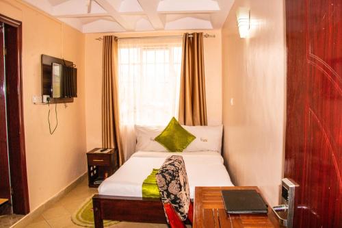 纳库鲁Luna hotel的酒店客房设有床和窗户。