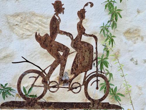 La MarcheChambre d'hôtes "Au bord de Loire"的两个骑着自行车的妇女的金属雕像