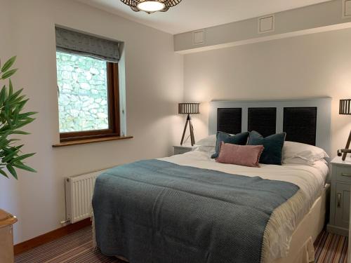 马根波思White Lodge - Coast Hideaways的一间卧室配有一张带蓝色毯子的大床