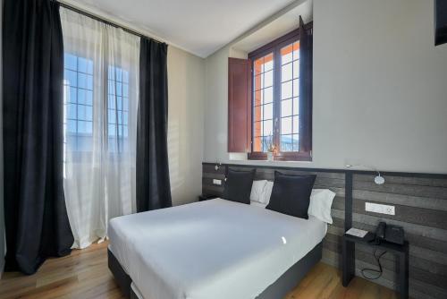 普奇塞达帕拉达普奇塞达酒店的卧室设有一张白色大床和一扇窗户。