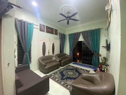 CukaiRK ASIANA HOMESTAY, KEMAMAN的带沙发和吊扇的客厅