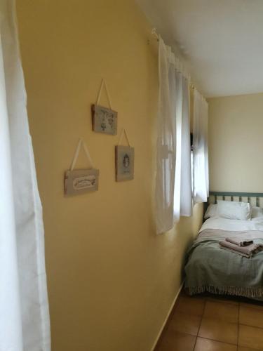 Apartamento rural La Encina Complejo La Fontanina客房内的一张或多张床位