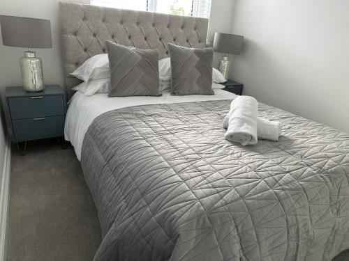 卡迪夫Stunning City Centre Apartments的一间卧室配有一张大床和毛巾