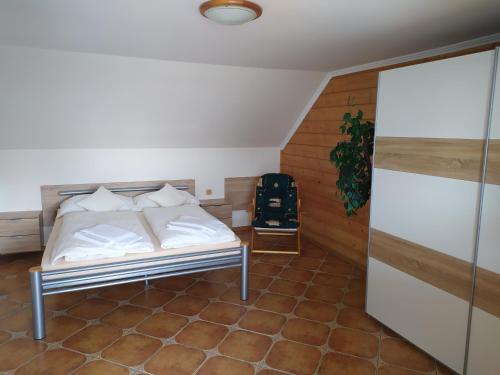 斯祖贝莱克Apartmány Orava - Zuberec的卧室配有一张床